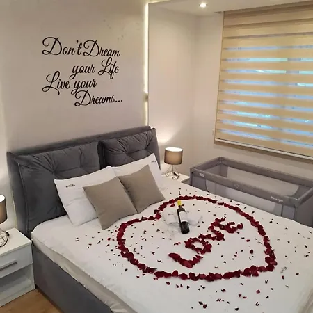 Aurora Onore Apartman *